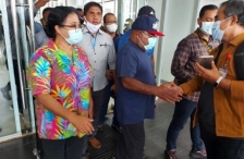Gubernur Enembe saat memberikan keterangan kepada wartawan di Pos Lintas Batas Negara (PLBN) Skouw, Kota Jayapura, pada hari jumat, (2/4/2021). [Foto: ist]