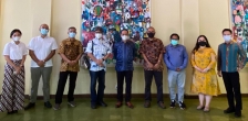 Direktur HAM dan Kemanusiaan Kemlu RI bersama Muhammadiyah Disaster Management Centre (MDMC) di Kantor Pimpinan Pusat Muhammadiyah Yogyakarta. [Foto: Kemlu RI]