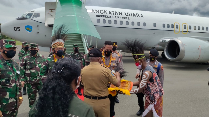 Panglima TNI Marsekal Hadi Tjahjanto didampingi oleh Kabaintelkam Polri Komjen Pol Paulus Waterpauw berkunjung ke Kabupaten Manokwari, Provinsi Papua Barat, Sabtu (3/4/2021)
