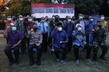 Wakapolda Papua Brigjen Pol Dr. Eko Rudi Sudarto S.IK., M.Si didampingi PJU Polda Papua mengikuti deklarasi damai bersama para tokoh lintas agama dan tokoh masyarakat di Kabupaten Jayapura, Sabtu (03/04). [Foto: Humas Polri]