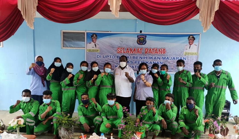 Bupati Sorong Dr. Johny Kamuru S.H.,M.Si melakukan Panen Ikan Nila dan Penjualan Ikan Nonproduktif pada Kamis (1/4/2021). [Foto: Diskominfo Kabupaten Sorong]