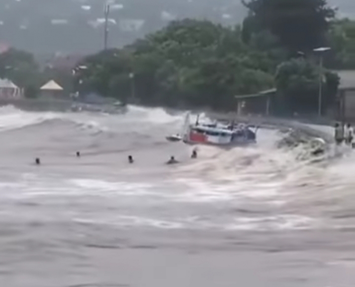 Banjir Bandang Waiwerang, Kecamatan Adonara Timur, Flores Timur Nusa Tenggara Timur (NTT) pada Minggu (4/4). [Foto: @rakyat_timur]
