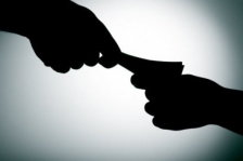 Ilustrasi suap. [Foto: greekreporter.com]