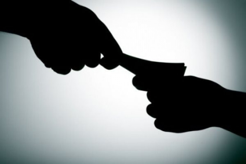 Ilustrasi suap. [Foto: greekreporter.com]