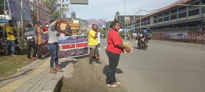 Aksi penggalan dana pemuda/i lintas OKP dan komunitas untuk korban banjir bandang NTT di sekitar lampu merah Bandara Sentani, Jayapura pada Senin (5/4). [Foto: Facebook Vihky Done]