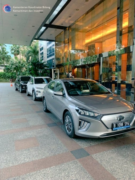 Mobil listrik yang akan diuji coba perjalanan oleh Kemenko Marves RI dengan rute Jakarta-Kuta Bali pada Selasa (6/4). [Foto: Kemenko Marves]