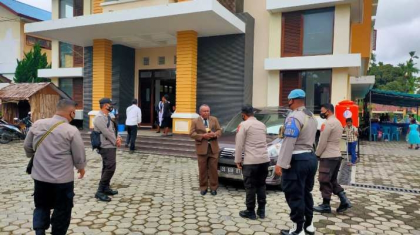 Kapolres Jayapura AKBP Dr. Victor Dean Mackbon, SH., S.IK., MH., M.Si mengucapkan terima kasih kepada personel Polres Jayapura untuk perayaan Jumat Agung sampai Paskah hari ke-2. [Foto: Polres Jayapura]