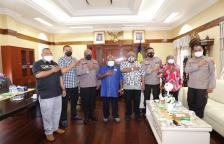 Gubernur Papua, Lukas Enembe, SIP.MH, Wakil Gubernur Klemen Tinal, SE,MM, Kapolda Papua Irjen Pol Mathius D Fakhiri dan Wakapolda Brigjen Pol Eko Rudi Sudarto saat rapat bersama, Senin petang (5/4/2021)  di Gedung Negara,  Dok V Jayapura. [Foto: Pemprov Papua]