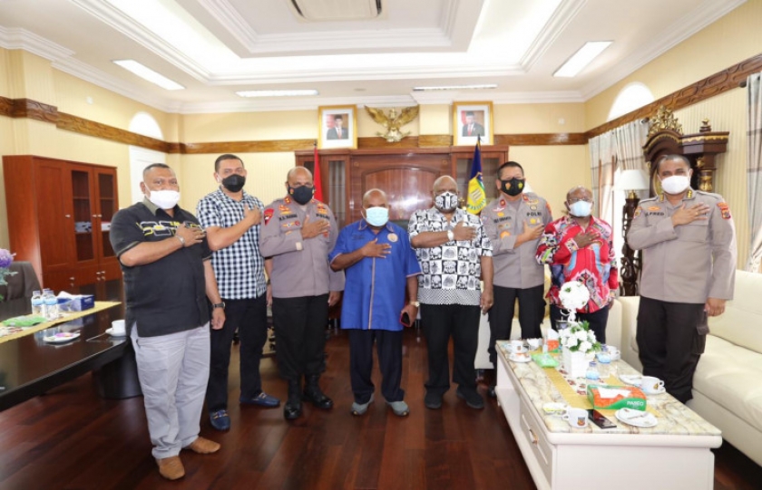 Gubernur Papua, Lukas Enembe, SIP.MH, Wakil Gubernur Klemen Tinal, SE,MM, Kapolda Papua Irjen Pol Mathius D Fakhiri dan Wakapolda Brigjen Pol Eko Rudi Sudarto saat rapat bersama, Senin petang (5/4/2021)  di Gedung Negara,  Dok V Jayapura. [Foto: Pemprov Papua]