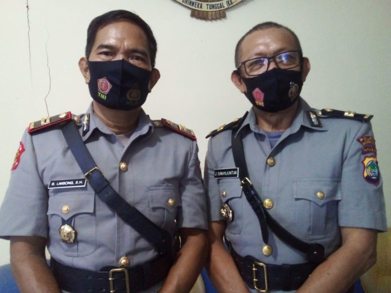 Kapolsek Amban lama Iptu Buru Limbong, SH bersama dengan Kapolsek Amban baru Iptu Juman Simanjuntak, SH. [Foto: JP/Rolly]