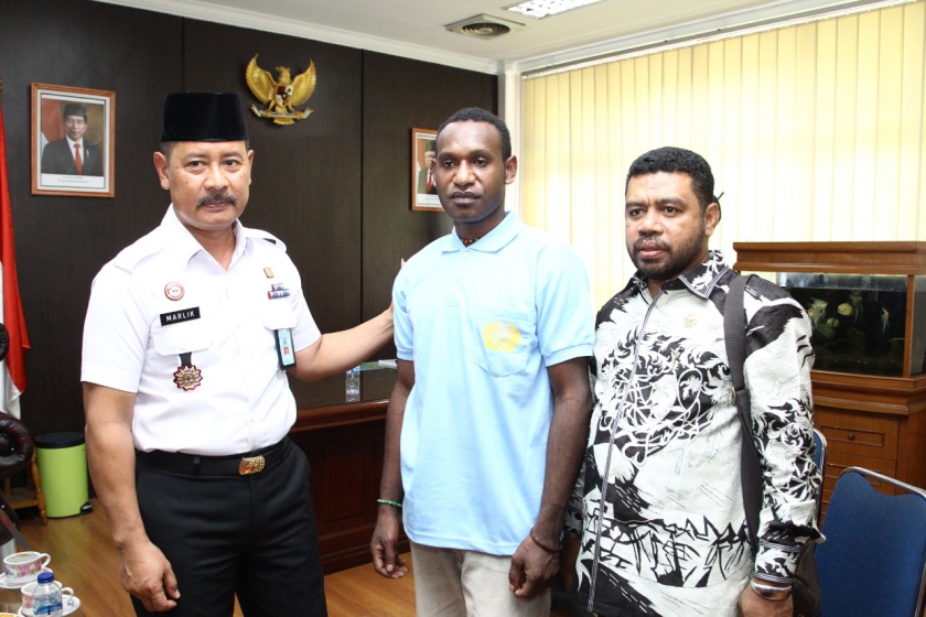 Kepala Rutan Salemba Masjuno, Mispo Gwijangge (tengah) dan Dr. Filep Wamafma)