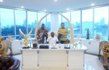 Bamsoet saat menerima Bupati Merauke Romanus Mbaraka, di Jakarta, Selasa (6/4/21). [Foto: Dok. MPR RI]