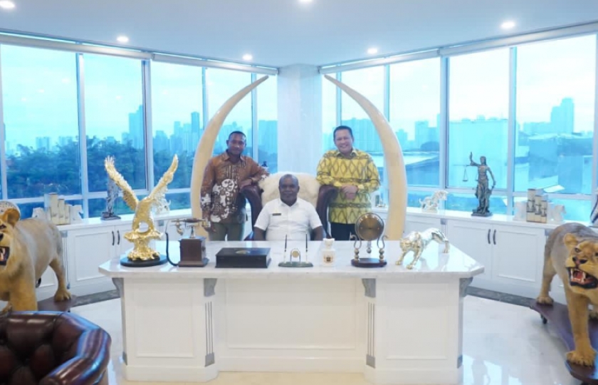 Bamsoet saat menerima Bupati Merauke Romanus Mbaraka, di Jakarta, Selasa (6/4/21). [Foto: Dok. MPR RI]