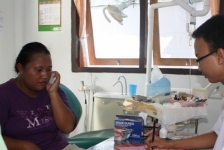 Ilustrasi dokter memeriksa pasien di Jayapura, Papua. [Foto: antarafoto]