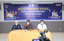 Yusuf didampingi Panitia Pengawas dan Pengarah (Panwasrah) PON XX Mayjen TNI (Purn) Suwarno dan Koordinator Humas dan PPM CdM Meeting II, Kadkis A Matdoan saat jumpa pers, Selasa (06/04/2021) malam di Hotel Suni Garden, Sentani, Jayapura. [Foto: Pemprov Papua]