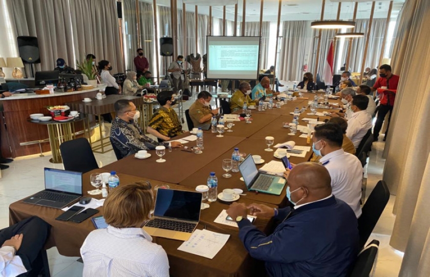 Sekda Papua, Dance Yulian Flassy saat rapat bersama pejabat KSP di Jayapura, Selasa (6/4/2021). [Foto: Pemprov Papua]