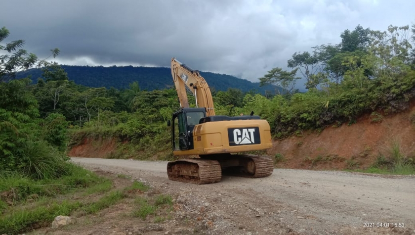 Nampak alat berat milik perusahaan kembali beraktivitas mengerjakan proyek jalan Nasional SP3 Mamey-Windesi, Papua Barat. [Foto: JP/MW]