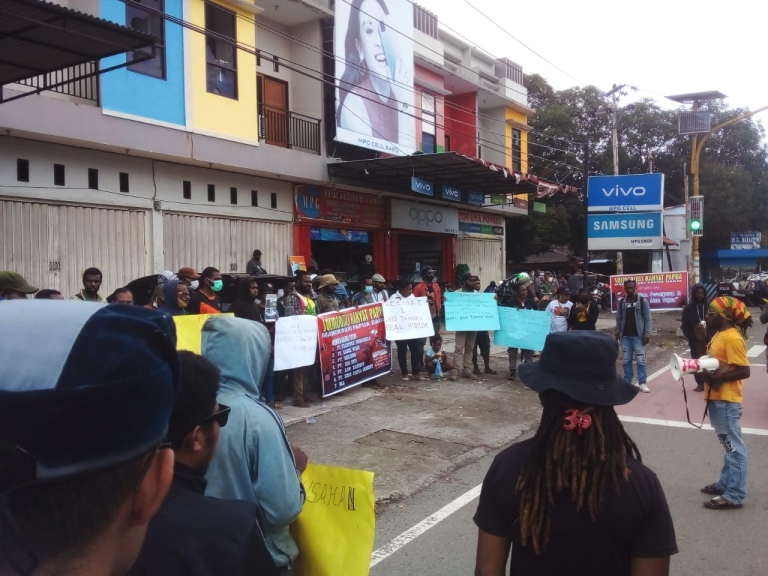 Aliansi mahasiswa mengadakan aksi demonstrasi tuntut Freeport ditutup di Jalan Makalo Manokwari pada Rabu (7/4). [Foto: JP/Rolly]