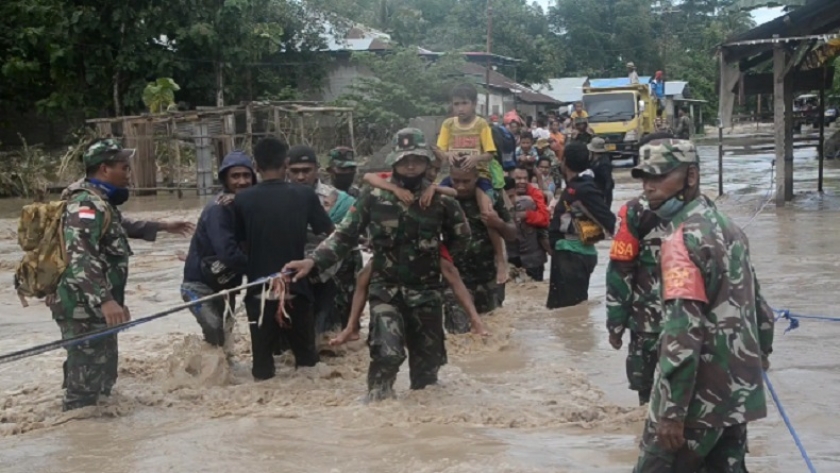 Tim TNI-Polri saat melakukan evakuasi warga yang terjebak banjir bandang NTT. [Foto: Stefanus Dile Payong/inews]