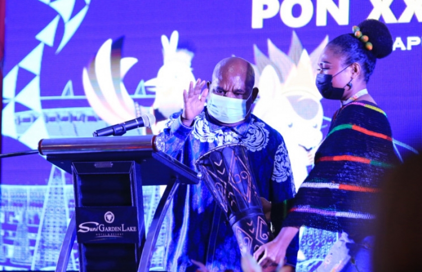 Gubernur Lukas saat membuka Chef de Mission (CdM) meeting II PON XX 2021, di Sentani, Kabupaten Jayapura, Rabu (07/04/2021) malam. [Foto: Pemprov Papua]