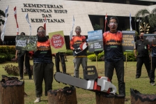 Sejumlah aktivis Greenpeace Indonesia melakukan aksi di halaman kantor Kementerian Lingkungan Hidup dan Kehutanan (KLHK) pada Kamis (8/4) siang. [Foto: Greenpeace Indonesia]