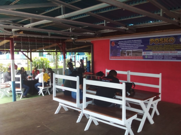 Posko bantuan Keluarga besar Flobamora Papua Barat di Manokwari untuk NTT. [Foto: JP/Rolly]