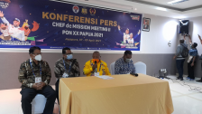 Bupati Mimika, Eltinus Omaleng saat pembukaan Chef de Mission (CdM) Meeting II, di Suni Garden Lake Hotel and Resort Hawaii, Kota Sentani, Kabupaten Jayapura, Rabu (7/4/2021) malam. [Foto: Diskominfo Papua]