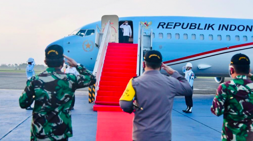 Presiden Jokowi, Jumat (09/04/2021), bertolak menuju NTT. [Foto: BPMI Setpres/Laily Rachev]