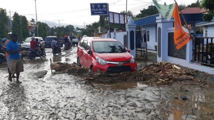Banjir bandang di Sentani Papua pada 2019 lalu. [Foto: Twitter/Binmas Polres Jayapura]