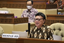 Menpan RB, Tjahjo Kumolo saat rapat kerja di Komisi II DPR di Kompleks Parlemen, Senayan, Jakarta Kamis (8/4). [Foto: ald/Humas Menpan RB]
