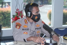  Dir Pam Obvit Polda Papua Kombes Pol Nicolas Ary Lilipaly, S.IK., M.H., M.Si., saat dialog interaktif di Stasiun Pro I RRI Jayapura pada Kamis (08/04). [Foto: Humas Polri]