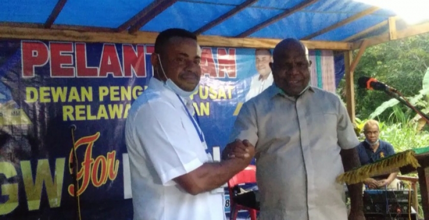 Usman G Wanimbo SE.M.Si saat melantik Samuel Mabui sebagai Ketua Umum DPP relawan militan ditandai dengan pemberian id card secara simbolis. [Foto: JP/LR]