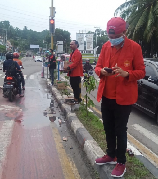 Aksi galang dana BEM STIH Manokwari untuk korban banjir bandang NTT di perempatan lampu merah Haji Bauw Wosi, kabupaten Manokwari pada Jumat, 9 April 2021. (Foto: JP/Rolly]