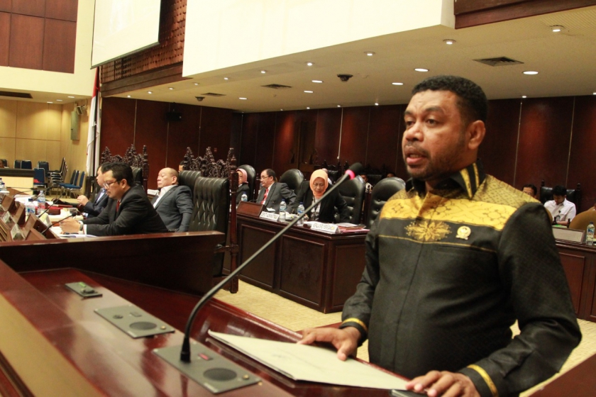 Dr. Filep Wamafma dalam Penyampaian Laporan Pansus Papua di Sidang Paripurna DPD RI awal tahun 2020. 