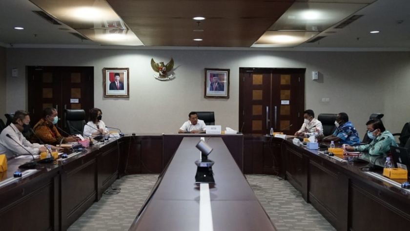 Kepala Staf Kepresidenan didampingi Deputi V Kantor Staf Presiden Jaleswari Pramodhawardani audiensi dengan panitia pelaksana PON Papua di Bina Graha Jakarta, Rabu (31/3). [Foto: KSP]