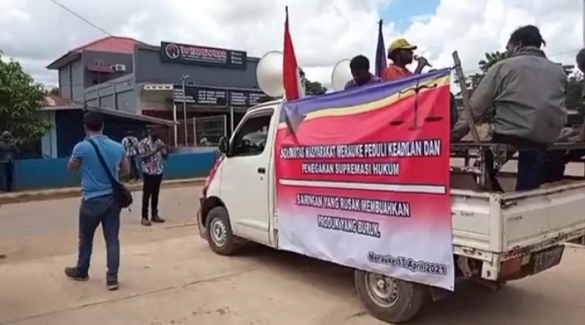 Sejumlah orang yang mengatasnamakan diri sebagai Solidaritas Masyarakat Peduli Keadilan dan Penegakan Supremasi Hukum menggelar aksi demonstrasi pada Selasa (13/4).  [Foto: Tangkapan layar video Info Kejadian Merauke]