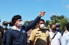 Menteri Johnny saat di Posko Selandoro, Pulau Lembata, Senin (12/04/2021). [Foto: Kominfo RI]