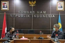 Ketua Komnas HAM RI Ahmad Taufan Damanik bertemu Duta Besar Uni Eropa untuk Indonesia Vincent Picket beserta staf di Kantor Komnas HAM RI, Rabu (7/4/2021). [Foto: Komnas HAM RI]