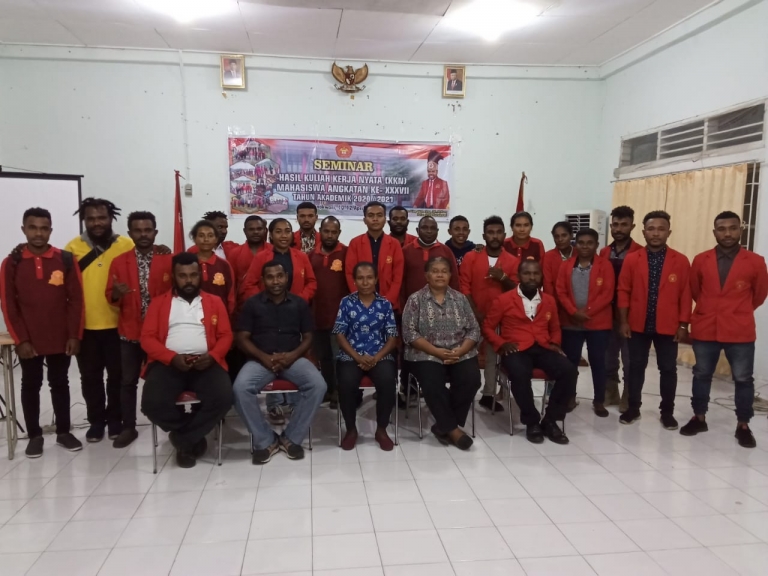 Seminar hasil KKN STIH Manokwari ditutup setelah kelompok KKN di Tambrauw presentasi hasil laporan KKN, Selasa (13/4). [foto: Humas STIH Manokwari]