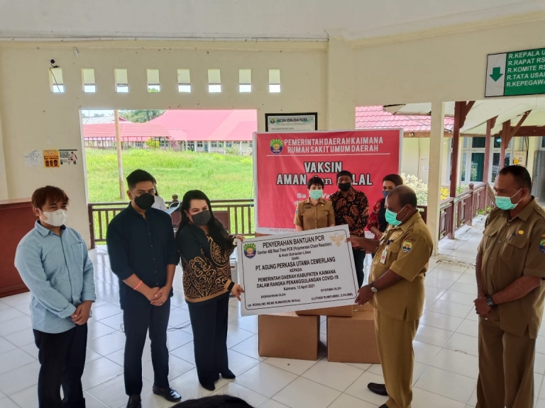 Dokter Rosaline Rumaseuw, M.Kes menyerahkan alat PCR dan Extraction ke RSUD Kaimana, Selasa (13/4). [Foto: ist]