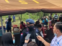 Dansat Brimob Polda Papua Kombespol Godhelp. C. Mansnembra usai penandatangan Berita Acara Pelepasan hak ulayat tanah Mako Batalyon Pelopor Biak, di kampung Sunyar Distrik Yendidori Biak, Senin (12/03/2021). [Foto: Humas Polri]