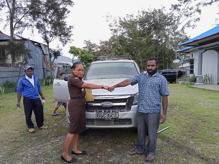 Penyerahan kembali mobil dinas Ford Ranger tahun 2011 jabatan kepala Bappeda Tolikara tahun 2011-2013. [Foto: Facebook Samuel Kogoya]