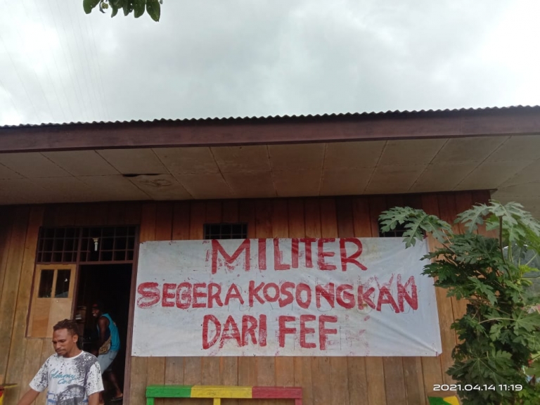 Aksi gabungan warga dan mahasiswa Tambrauw Tolak Militer berlangsung di depan Kantor DPRD Kabupaten Tambrauw di Distrik Fef, Ibu Kota Kabupaten Tambrauw pada Rabu (14/4).  [Foto: YM]