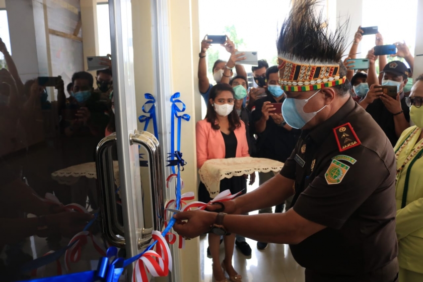 Kajati Papua Barat saat meresmikan Kantor Kejari Teluk Bintuni pada Kamis (15/4). [Foto: ist]