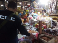 Satgas Pangan Polda Papua Barat saat sidak di Pasar Wosi pada Kamis (15/4). [Foto: JP/Rolly]