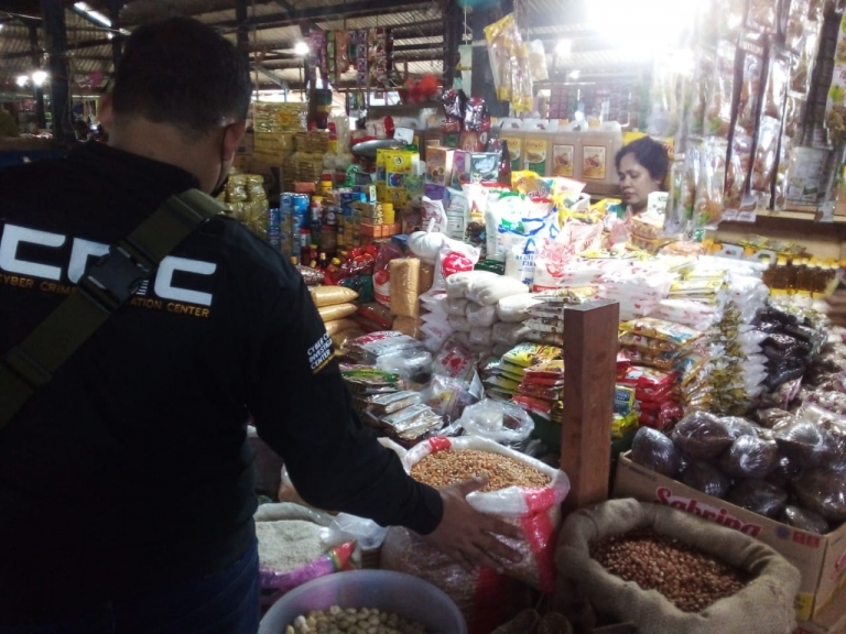 Satgas Pangan Polda Papua Barat saat sidak di Pasar Wosi pada Kamis (15/4). [Foto: JP/Rolly]