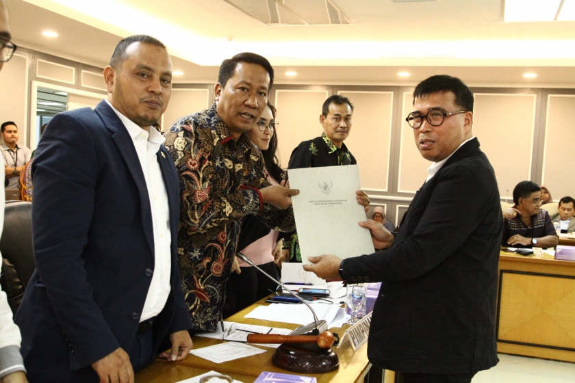 Ketua PPUU DPD RI Alirman Sori Menyerahkan 10 RUU Prioritas Prolegnas 2020 kepada DPR RI