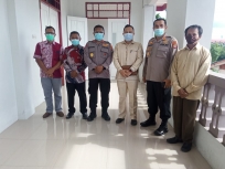 Wakapolda Papua Barat didampingi Kepala Sekolah Polisi (SPN) Polda Papua Barat saat berkunjung ke Sekolah Tinggi Ilmu Hukum (STIH) Manokwari di Sanggeng pada Jumat (16/4). [Foto: WRP]