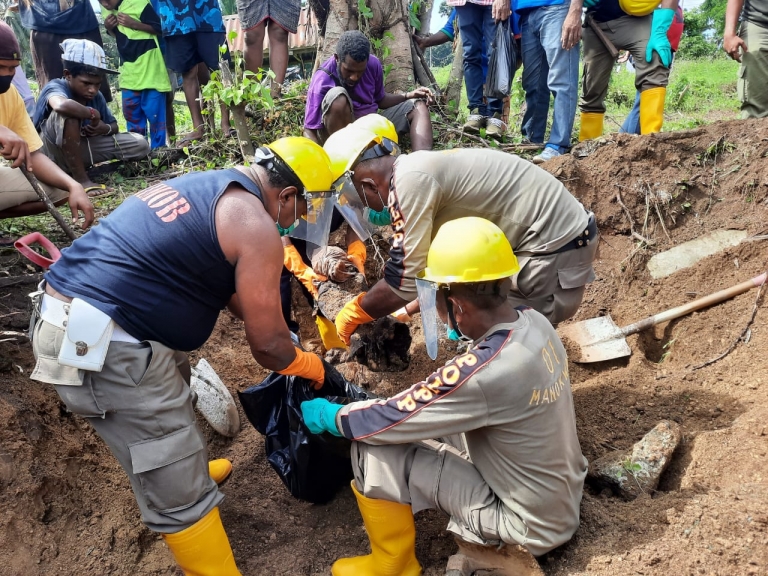 Dinas PUPR Kabupaten Manokwari mengadakan pemindahan 66 makam di Rendani ke kampung Soribo pada Jumat (16/4/2021). [Foto: JP/Rolly]