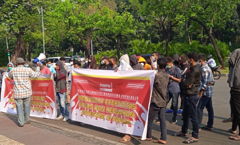 Forum Solidaritas Mahasiswa Papua Maju (FSMPM) melakukan aksi di depan kantor Kemendagri pada Jum’at 16 April 2021. [Foto: ist]